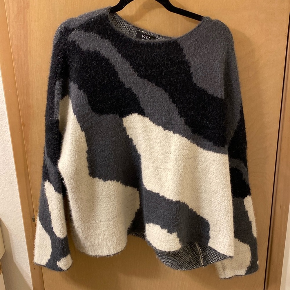 Vici Black and Gray Patterned Sweater